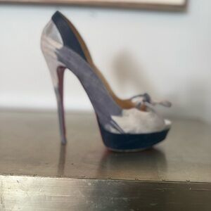 Size 8.5 louboutain heels 6 inches